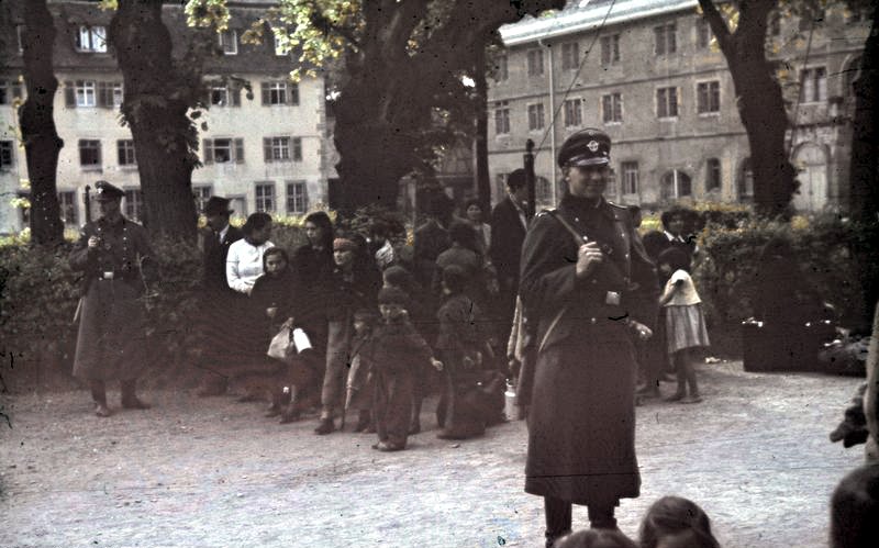 ملف:Bundesarchiv R 165 Bild-244-52, Asperg, Deportation von Sinti und Roma.jpg
