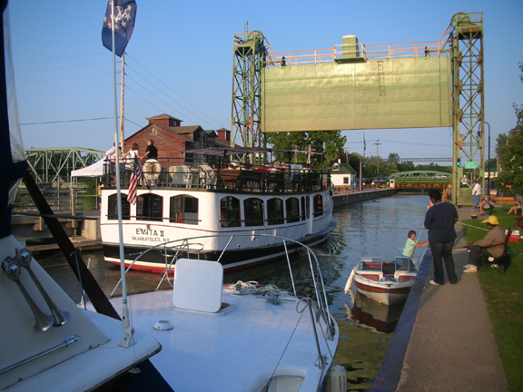 ملف:Canal tour boat.jpg