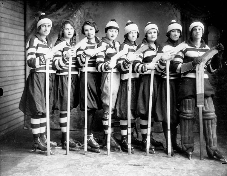 ملف:Girls ice hockey team 1921.jpg