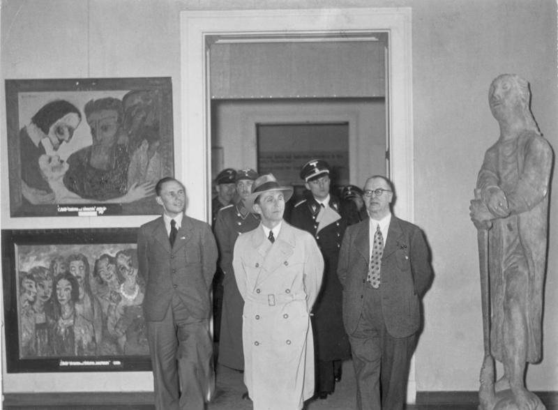 ملف:Bundesarchiv Bild 183-H02648, München, Goebbels im Haus der Deutschen Kunst.jpg