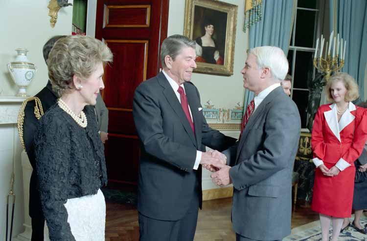 ملف:Reagans with John McCain 1987.jpg
