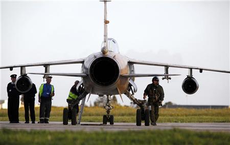 ملف:مقاتلة ميراج ليبية هبطت في مطار مالطا 21 فبراير 2011.jpg