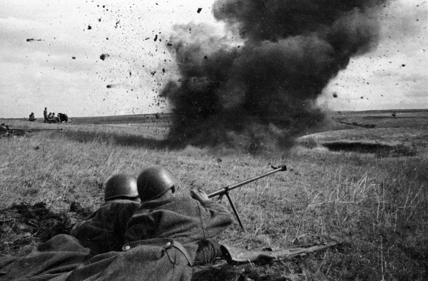 ملف:RIAN archive 4408 Armor piercers on the Kursk Bulge.jpg
