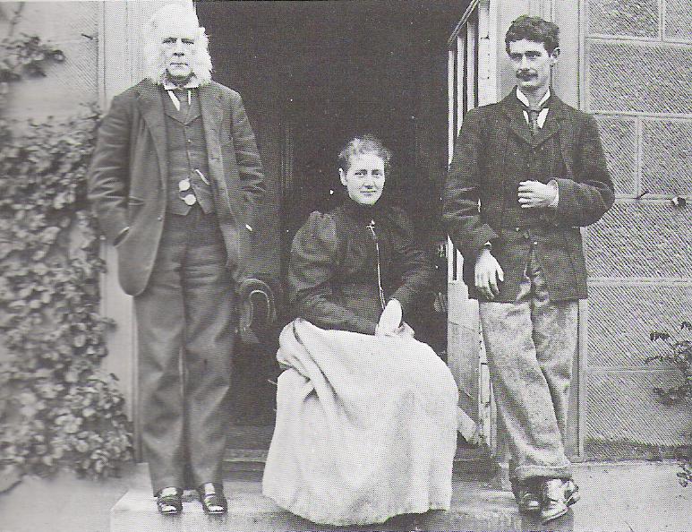 ملف:Beatrix Potter with her father and brother 1894.JPG