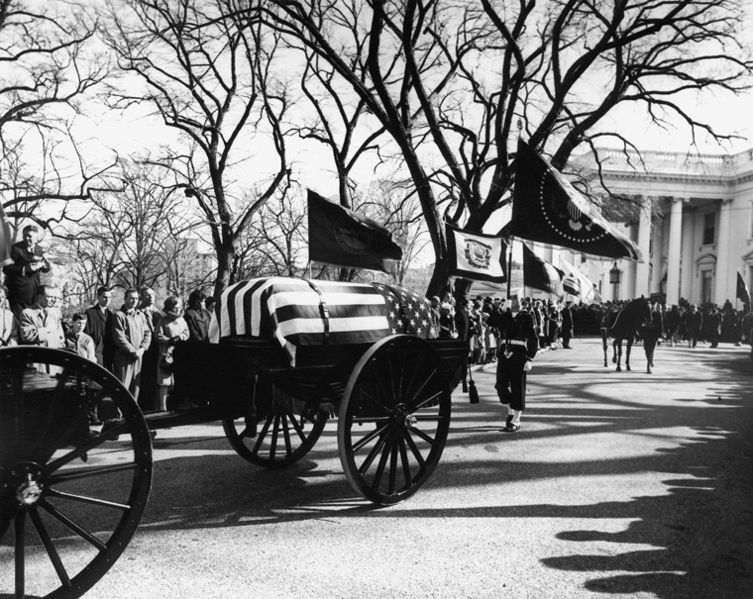 ملف:Kennedy funeral procession leaves White House, 25 November 1963.jpg