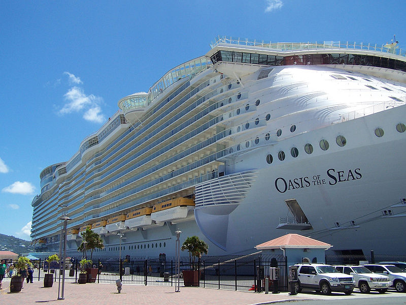 ملف:800px-Oasis of the Seas docked at St Thomas pier.jpg