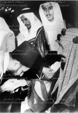 ملف:حسن البنا يقب يد الملك عبد العزيز.jpg