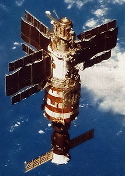 ملف:Salyut 7 from Soyuz T-13.jpg