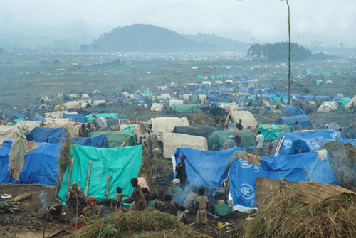 ملف:Rwandan refugee camp in east Zaire.jpg