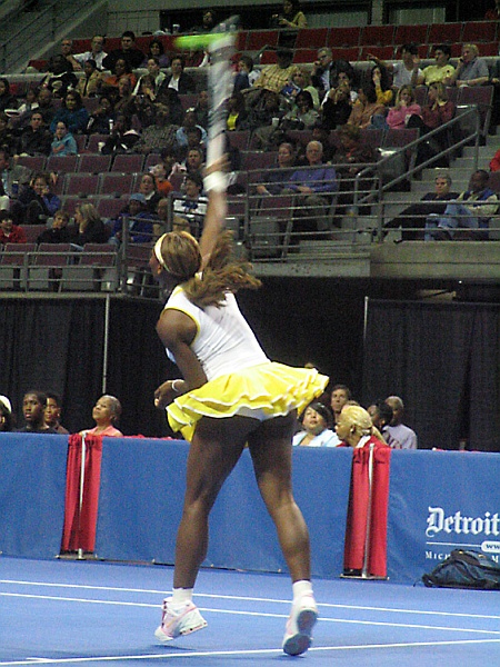 ملف:Serena serving.jpg