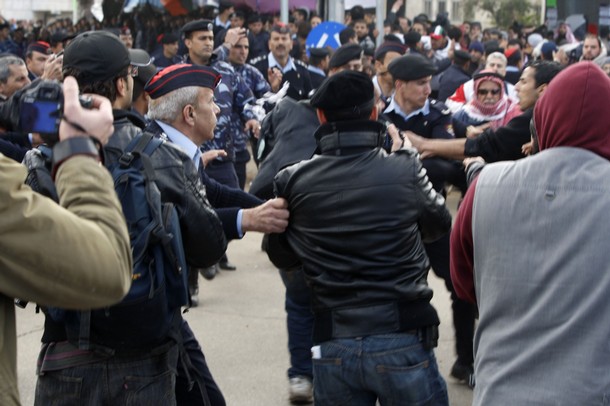 ملف:اشتباكات بين قوات الأمن والمحتجين في عمان 25 مارس 2011.jpg