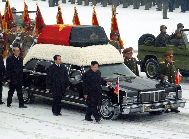 ملف:الجنازة الرسمية لكيم جونج إل 28 ديسمبر 2011.jpg