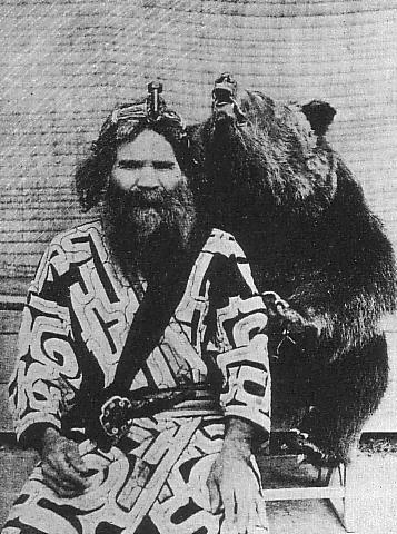 ملف:One Ainu man and bear.JPG