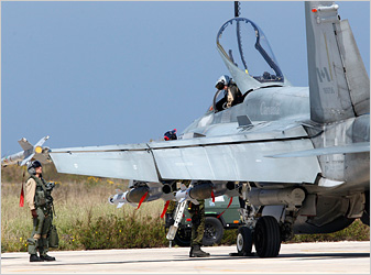 ملف:طائرة كندية مشاركة في العمليات العسكرية على ليبيا 24 مارس 2011.jpg