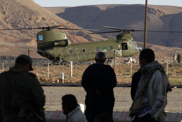 ملف:مروحية ليبية تهبط عند نقطة على الحدود التونسية الليبية 1 مارس 2011.jpg