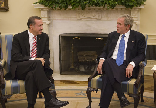 ملف:President George W. Bush meets with Prime Minister Recep Tayyip Erdogan of Turkey Monday, Nov. 5, 2007, in the Oval Office..jpg