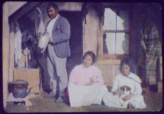 ملف:Bella - Maori woman with husband and child and 2 dogs in front of home at Hot Springs LCCN2004707870.jpg