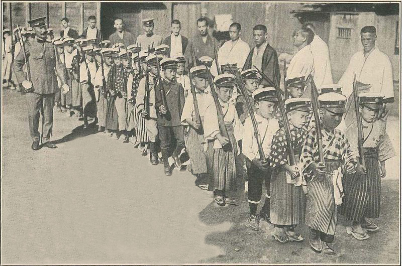 ملف:Japan drills Boy Scouts with rifles 1916 2.jpg