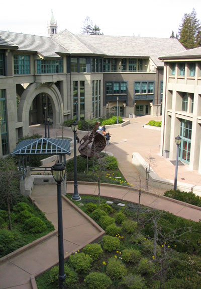ملف:Haas School of Business courtyard.jpg