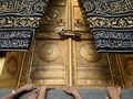 كسوة الكعبة المشرفة من جهة الباب، صنعت في عهد الملك عبد الله بن عبد العزيز في مكة المكرمة