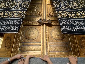 كسوة الكعبة المشرفة من جهة الباب، صنعت في عهد الملك عبد الله بن عبد العزيز في مكة المكرمة.