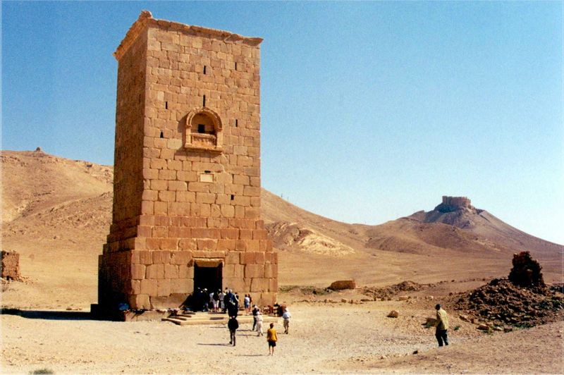 ملف:Palmyra tower-tomb.JPG
