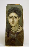 امرأة مرموقة شعرها مصفف على شكل ضفيرة، مما يعود بتاريخ هذه اللوحة إلى عهد تراجان (98-117). متحف والترز للفن.