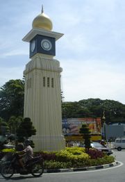 برج الساعة في وسط البلدة.