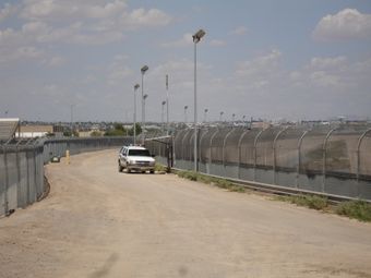 حاجز الحدود الأمريكية المكسيكية بالقرب من إل پاسو، تكساس.