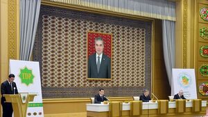 صورة قربان‌قلي بردي‌محمدوڤ رئيس مجلس الشعب مرفوعة فوق رئيس البلاد سردار بردي‌محمدوڤ