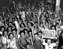 Citizens and workers of Oak Ridge, Tennessee celebrate V-J Day.[أ]
