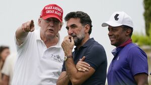 الرميان يلعب الغولف مع دونالد ترامب