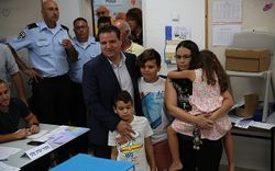 أيمن عودة، زعيم القائمة العربية المشتركة يدلي بصوته في حيفا، 17 سبتمبر 2019.