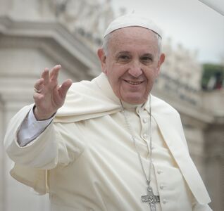 البابا فرنسيس في الڤاتيكان. يرتدي الپاپاوات اللون الأبيض منذ عام 1566.
