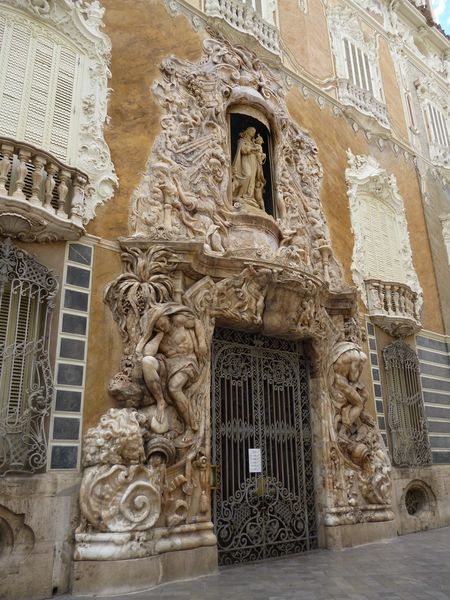ملف:Façana del Palau del Marqués de Dosaigües.JPG