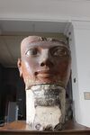 رأس من الحجر الجيري الملون من تمثال على هيئة أوزيريس للملكة حتشبسوت