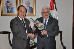 وو سي‌كى والرئيس الفلسطيني محمود عباس، أثناء زيارة سي‌كى لفلسطين، 25 أغسطس 2011.