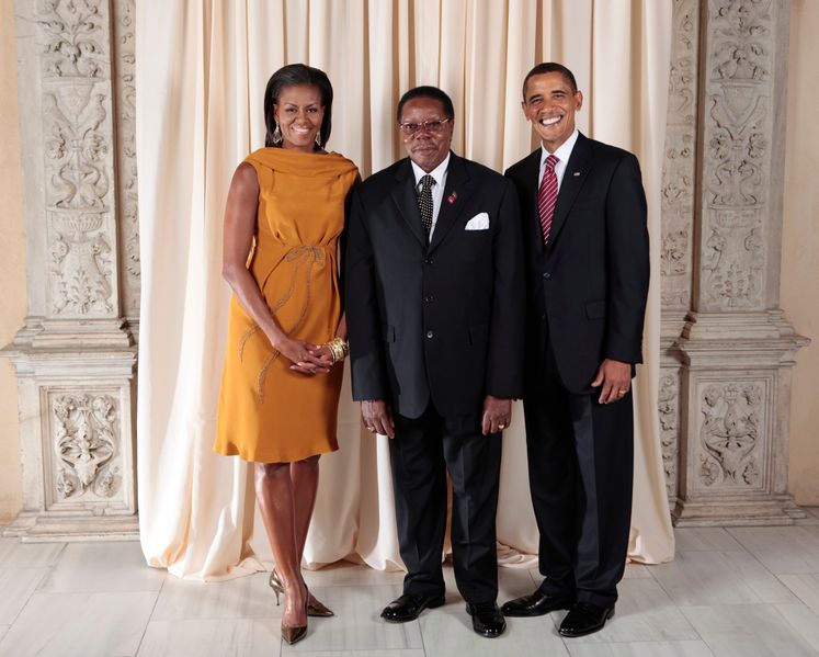 ملف:Bingu wa Mutharika with Obamas.jpg