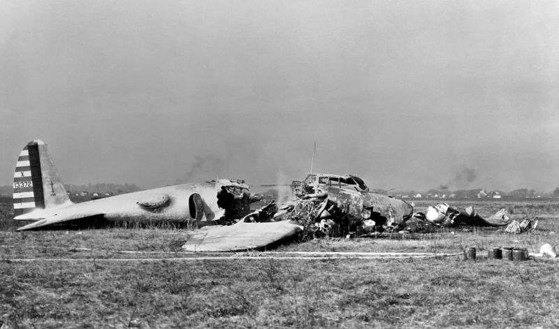 ملف:Boeing Model 299 crash.jpg