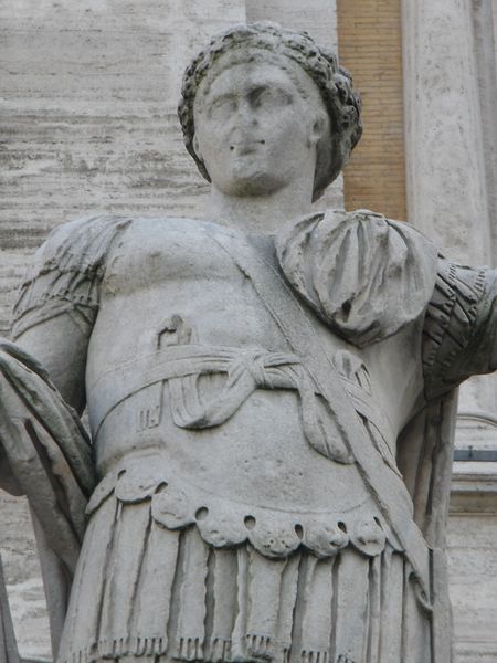 ملف:Campidoglio, Roma - Costantino II cesare dettaglio.jpg