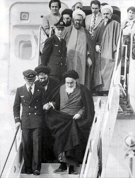 ملف:Imam Khomeini in Mehrabad.jpg