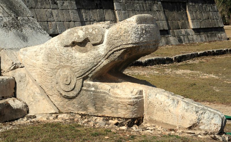 ملف:Serpent head at the base of El Castillo.jpg