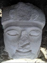 تمثال رأس من الجرانيت الوردي لرمسيس الثاني عثر عليه في منطقة تل بسطة