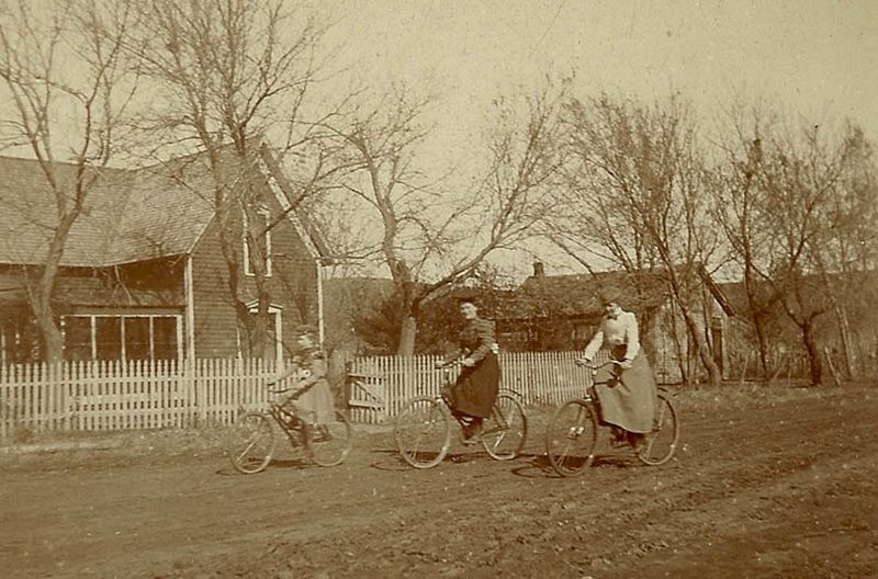 ملف:Women on bicycles, late 19th Century USA.jpg