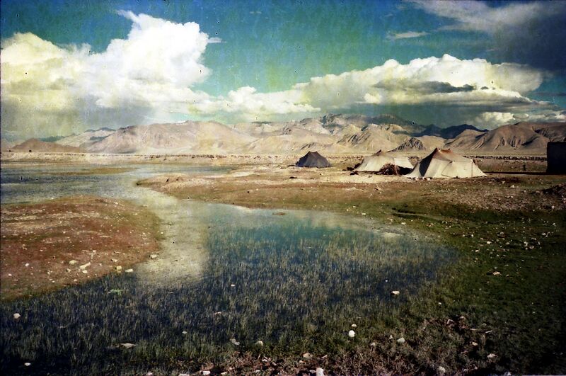 ملف:Nomad camp near Tingri Tibet. 1993i.jpg