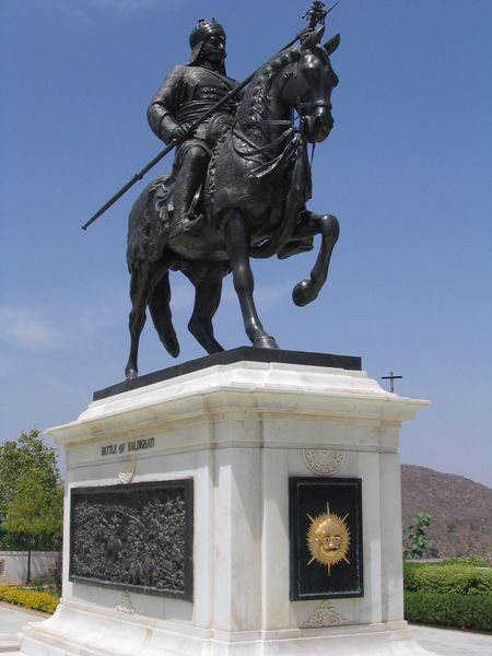 ملف:Statue of Maharana Pratap of Mewar, commemorating the Battle of Haldighati, City Palace, Udaipur.jpg