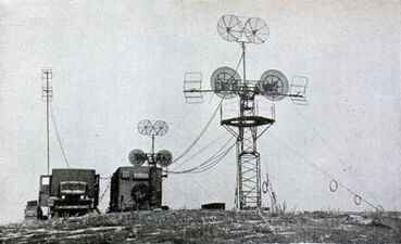 محطة ترحيل الميكروويڤ المتنقلة التابعة للجيش الأمريكي عام 1945 توضح أنظمة الترحيل التي تستخدم ترددات من 100 ميگاهرتز إلى 4.9 گيگاهرتز والتي يمكنها إرسال ما يصل إلى 8 مكالمات هاتفية على الحزمة.