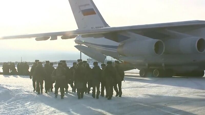 ملف:قوات عسكرية روسية في طريقها إلى قزخستان، 8 يناير 2022.jpg
