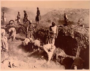 Excavations at Oxyrhynchus 1 ca 1903 B.jpg