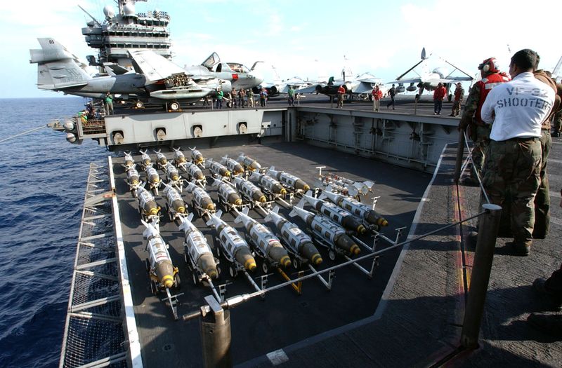 ملف:US Navy 030321-N-3235P-510 On the flight deck aboard the aircraft carrier USS Harry S. Truman (CVN-75), 2000 lbs GBU-31 Joint Direct Attack Munitions (JDAM) are transported to the flight deck.jpg